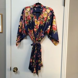 Floral satin kimono style robe short navy macro floral one size fits most EUC